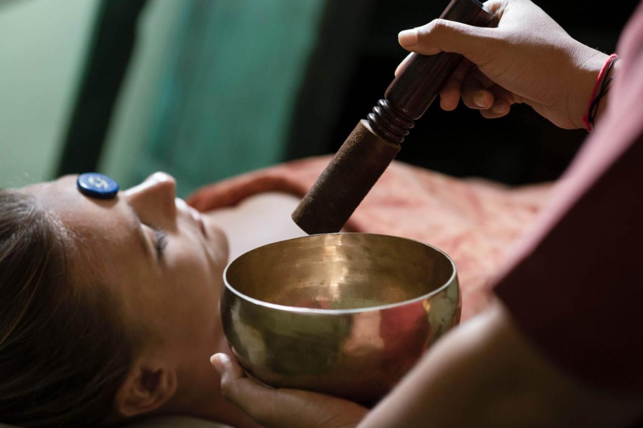 อดิวานา ซูุเวตา - ผ่านการรับรอง Chse Hotel อูบุด ภายนอก รูปภาพ A singing bowl being played