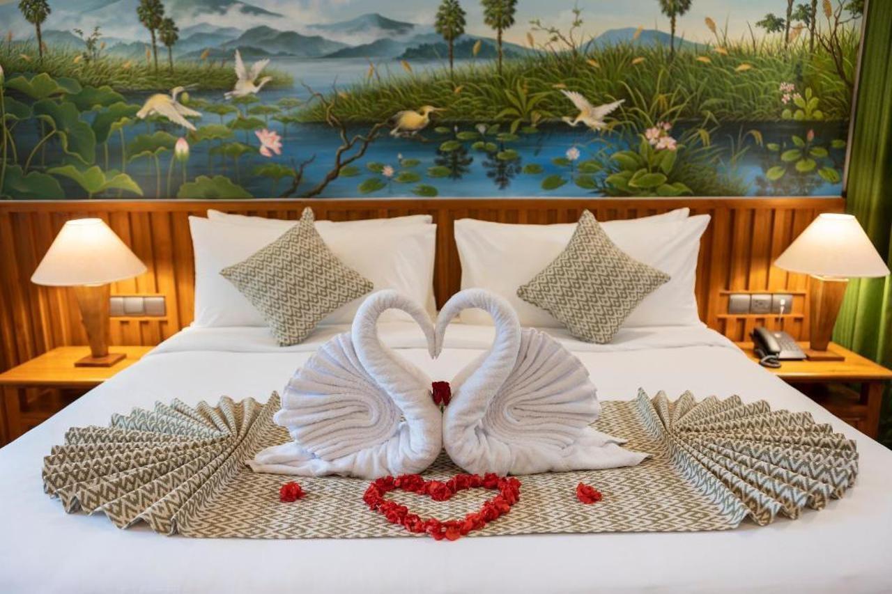 อดิวานา ซูุเวตา - ผ่านการรับรอง Chse Hotel อูบุด ภายนอก รูปภาพ A bed with a towel swan