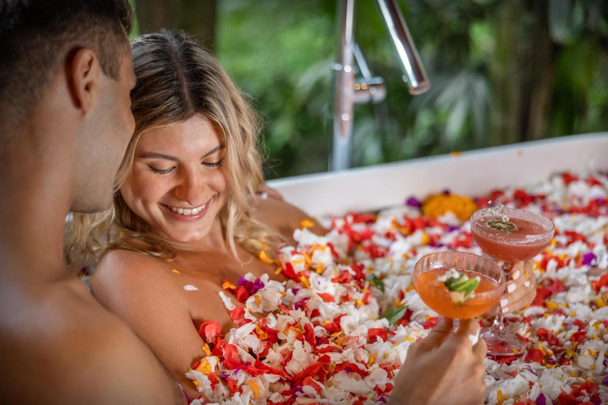 อดิวานา ซูุเวตา - ผ่านการรับรอง Chse Hotel อูบุด ภายนอก รูปภาพ A couple in a flower bath
