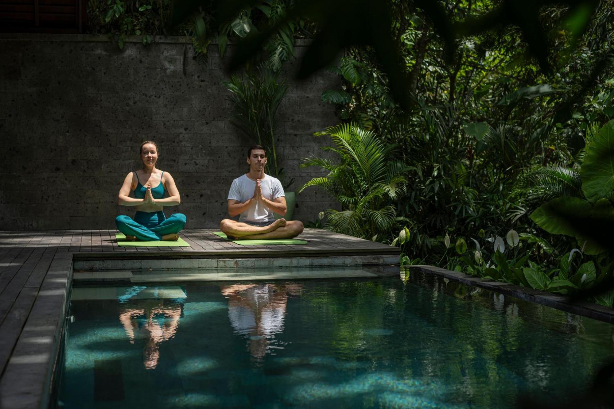 อดิวานา ซูุเวตา - ผ่านการรับรอง Chse Hotel อูบุด ภายนอก รูปภาพ A couple practicing yoga at the Bvlgari Spa